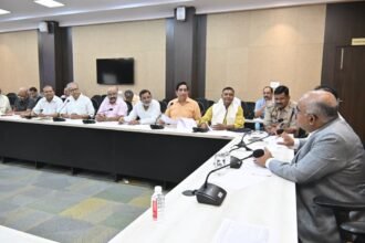 कानपुर में सड़क सुरक्षा बैठक के दौरान डीएम द्वारा नाबालिग वाहन चालकों और गंगा बैराज स्टंटबाजों पर कार्रवाई के निर्देश
