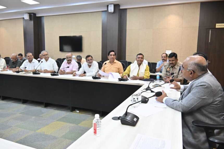 कानपुर में सड़क सुरक्षा बैठक के दौरान डीएम द्वारा नाबालिग वाहन चालकों और गंगा बैराज स्टंटबाजों पर कार्रवाई के निर्देश