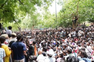 जंतर-मंतर पर अभिजीत दीपके और CJP समर्थकों का प्रदर्शन, भारी पुलिस सुरक्षा के बीच जुटी भीड़