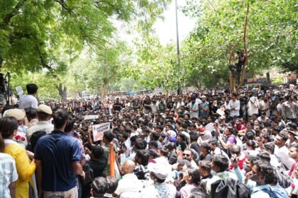 जंतर-मंतर पर अभिजीत दीपके और CJP समर्थकों का प्रदर्शन, भारी पुलिस सुरक्षा के बीच जुटी भीड़
