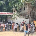 “कानपुर में NEET परीक्षा केंद्र पर यति संकल्प संस्थान द्वारा परीक्षार्थियों और अभिभावकों को मुफ्त शरबत और ठंडा पानी वितरित करते स्वयंसेवक”