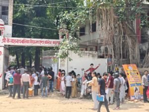 “कानपुर में NEET परीक्षा केंद्र पर यति संकल्प संस्थान द्वारा परीक्षार्थियों और अभिभावकों को मुफ्त शरबत और ठंडा पानी वितरित करते स्वयंसेवक”