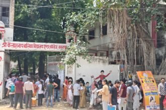 “कानपुर में NEET परीक्षा केंद्र पर यति संकल्प संस्थान द्वारा परीक्षार्थियों और अभिभावकों को मुफ्त शरबत और ठंडा पानी वितरित करते स्वयंसेवक”