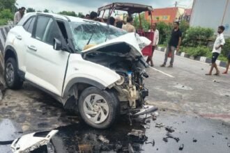 झांसी-कानपुर हाईवे पर सड़क हादसे के बाद क्षतिग्रस्त कार, जिसमें अतीक अहमद के बेटे अबान अहमद की मौत हुई।