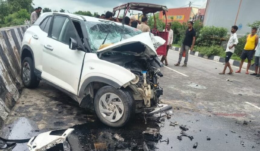 झांसी-कानपुर हाईवे पर सड़क हादसे के बाद क्षतिग्रस्त कार, जिसमें अतीक अहमद के बेटे अबान अहमद की मौत हुई।