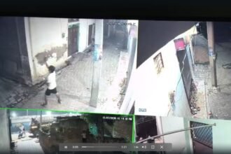 कानपुर पुलिस कमिश्नर कार्यालय में शिकायत पत्र सौंपती युवती और उसके परिजन।