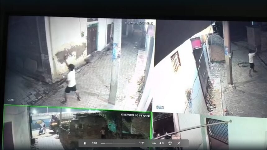 कानपुर पुलिस कमिश्नर कार्यालय में शिकायत पत्र सौंपती युवती और उसके परिजन।